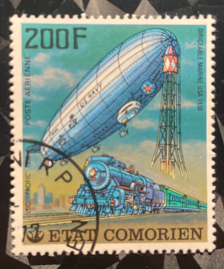 Timbre de poste aérienne représentant un dirigeable Marine USA 1930 et une locomotive Pacific 1930
