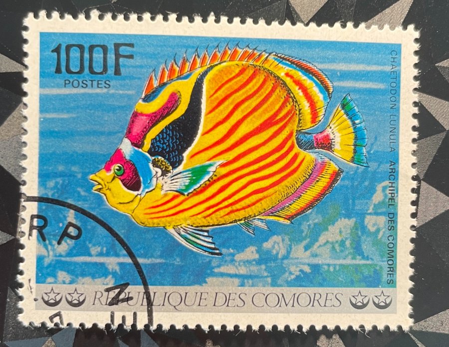 Timbre de la série Poissons de l'archipel des Comores représentant le Chaetodon lunula