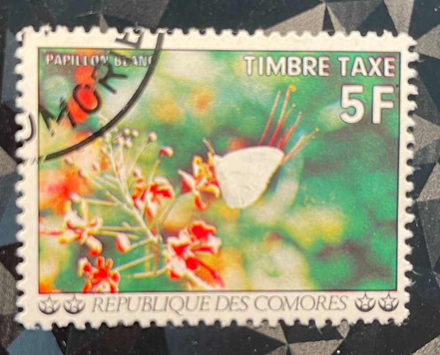 Série Flore et faune, timbre-taxe représentant un papillon blanc et des fleurs tropicales