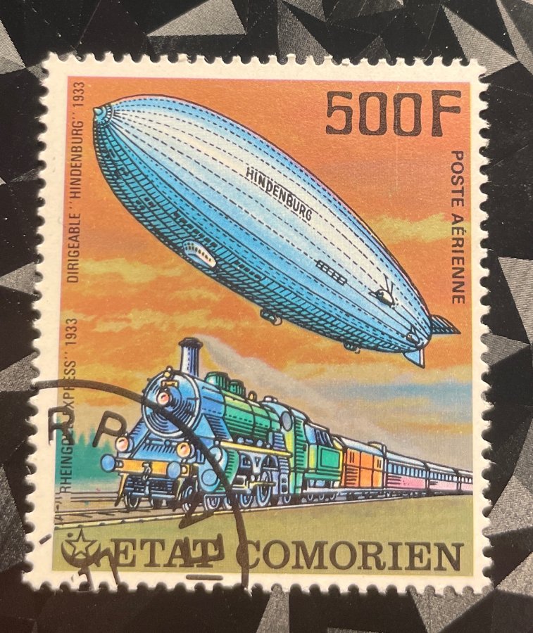 Timbre de poste aérienne représentant le Dirigeable Hindenburg 1933 et la Locomotive Rheingold Express 1933