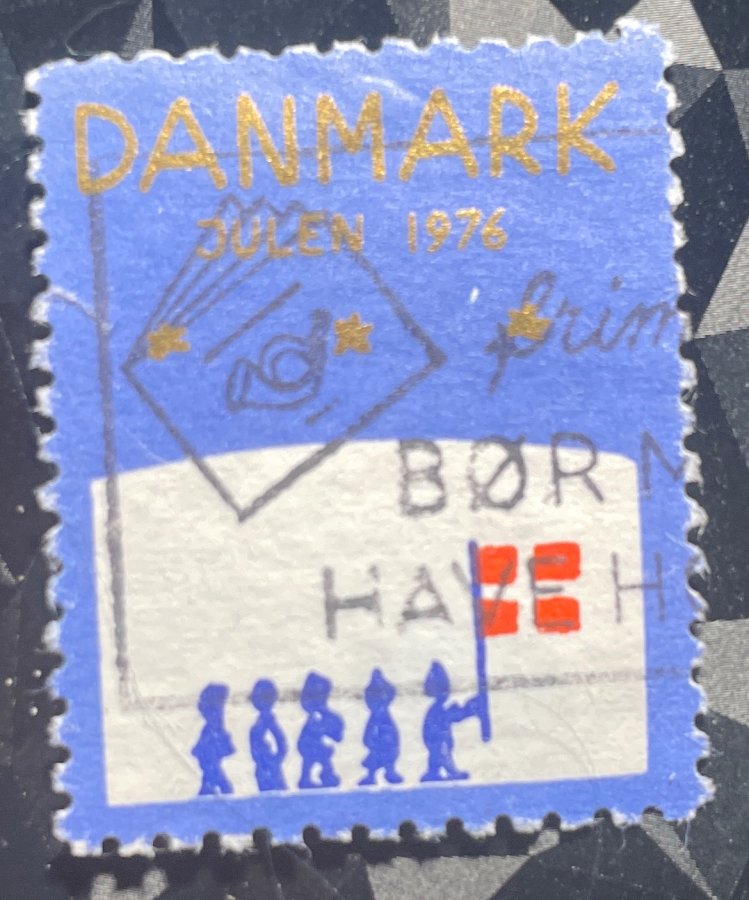 Vignette de Noël - "Julen 1976" (Julemærke) avec des bonshommes bleus et le drapeau danois