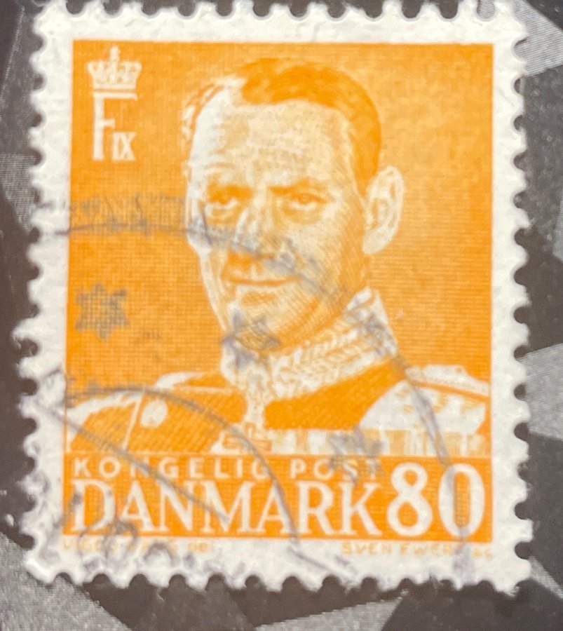 Timbre d'usage courant au type Roi Frederik IX en uniforme militaire