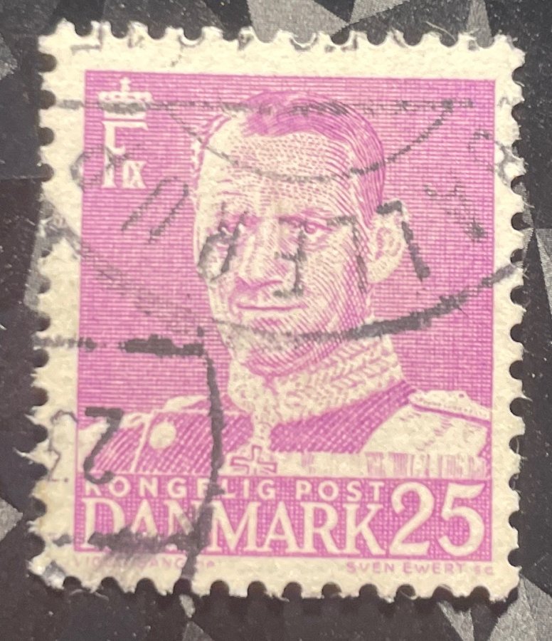Timbre d'usage courant au type Roi Frederik IX en uniforme (portrait de face)
