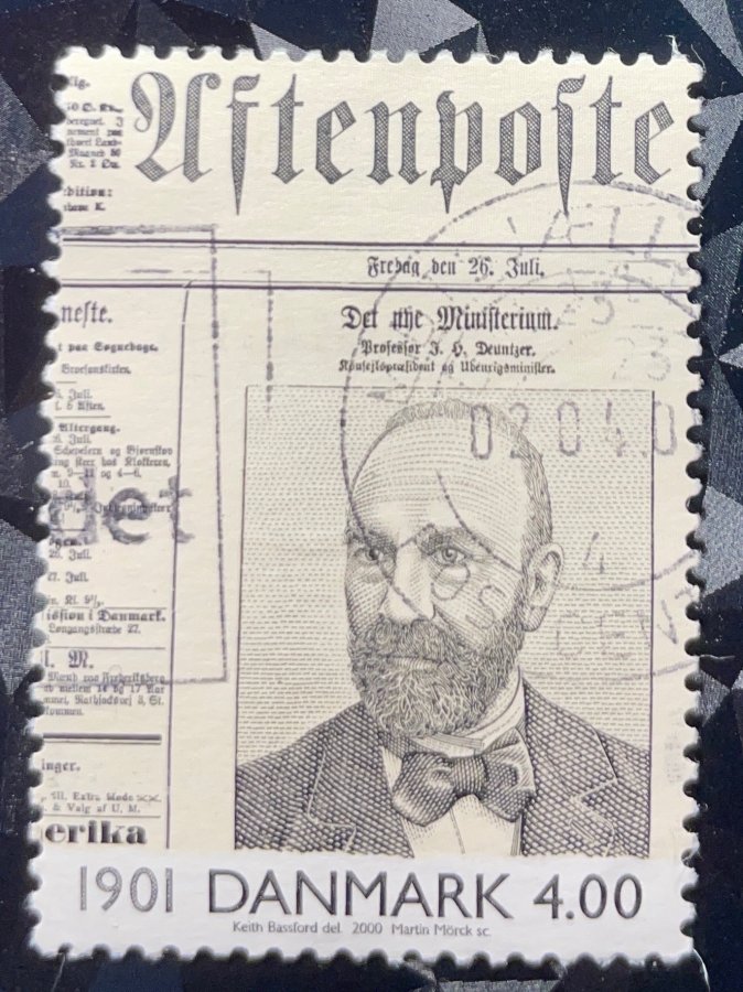 Timbre commémoratif Le Système des partis (Changement de gouvernement de 1901) avec représentation du journal Aftenposten et Johan Henrik Deuntzer