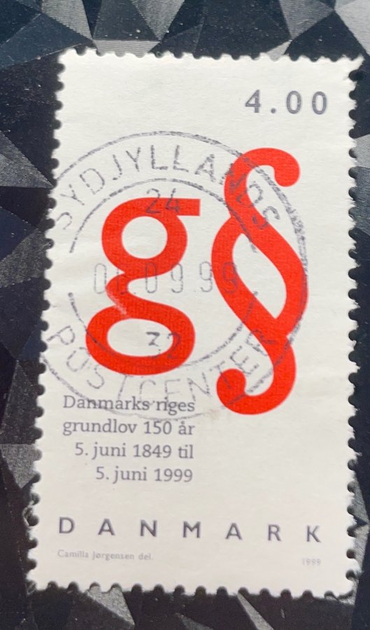 Timbre commémoratif du 150e anniversaire de la Constitution danoise avec graphisme du paragraphe et de la lettre g