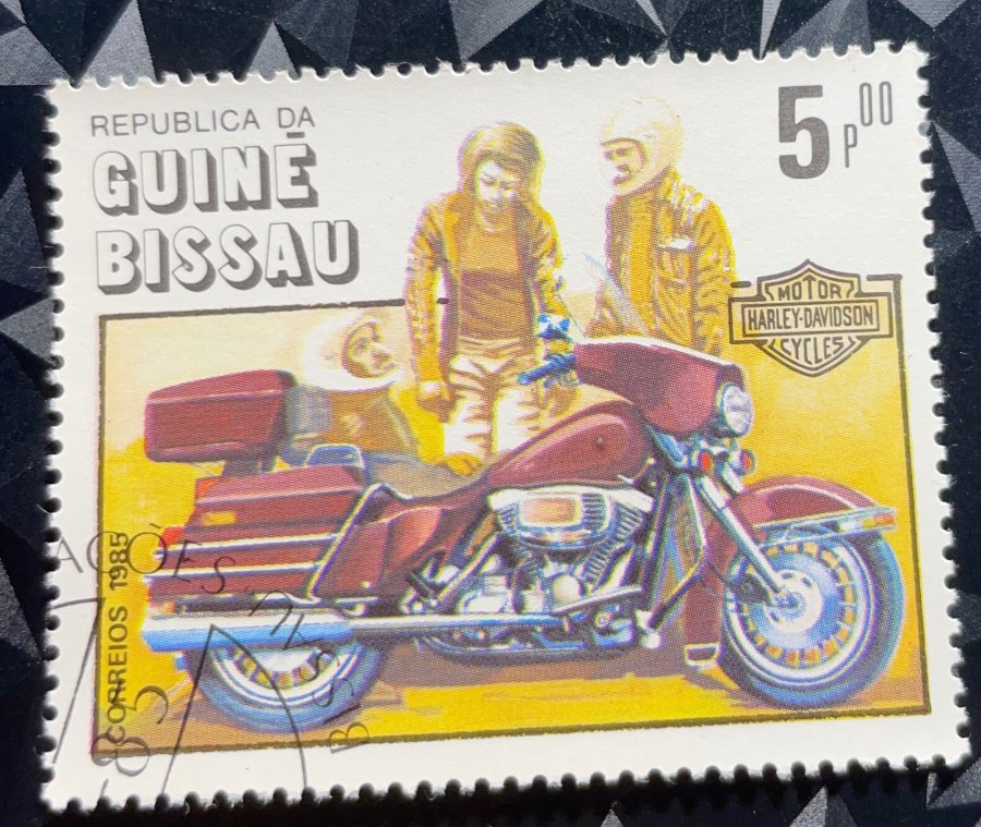 Centenaire de l'invention de la moto représentant une Harley-Davidson FLHTC 1340 Electra Glide