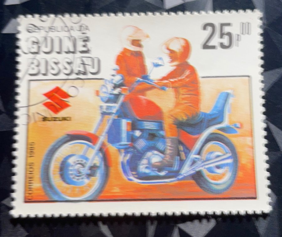 Série commémorative du centenaire de l'invention de la moto — Moto Suzuki et motards