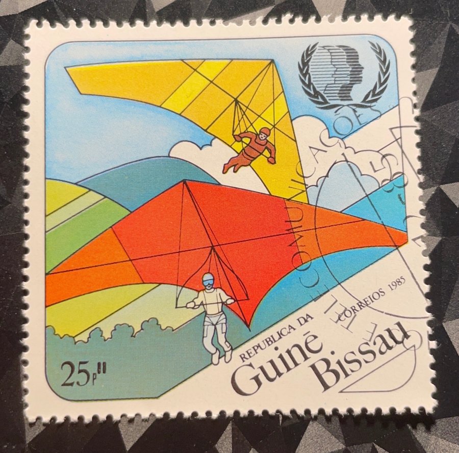 Année Internationale de la Jeunesse — Le Deltaplane