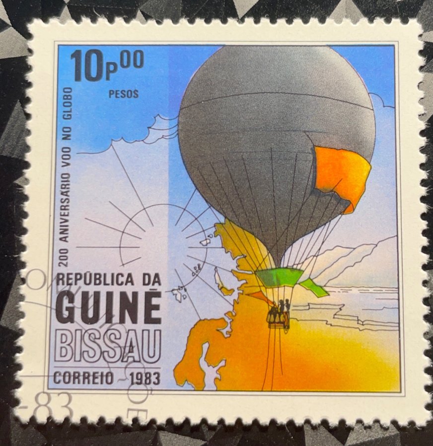 200e anniversaire du vol en ballon - Ballon d'exploration et à gaz au-dessus d'une côte maritime